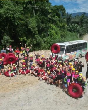 Diversão garantida com amigos e família em Boia Cross pelas águas de Joinville.